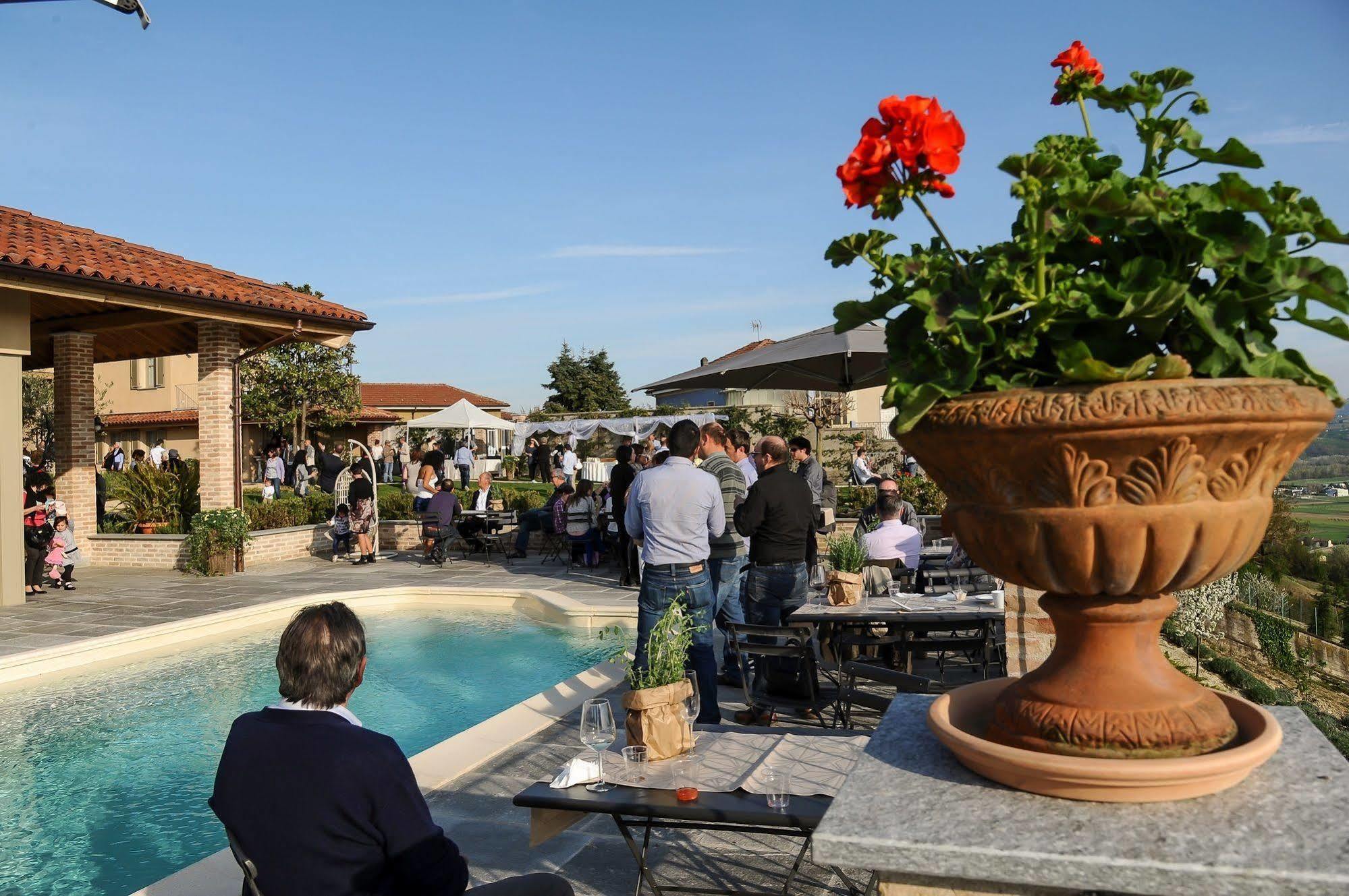 Antica Locanda San Pietro Govone Buitenkant foto